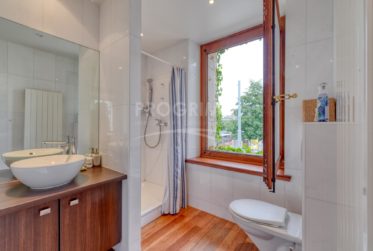 Quai du Rhône. Bureaux haut standing avec fibre, parkings et balcons. Parkings disponibles.