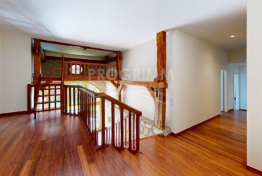 Villa 7 pièces - 4 chambres - Piscine - Sauna - Terrain de 700 m2