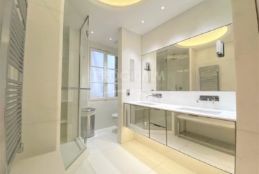 Exclusivité - Magnifique et rare appartement meublé - Place Bourg de Four + Prkg