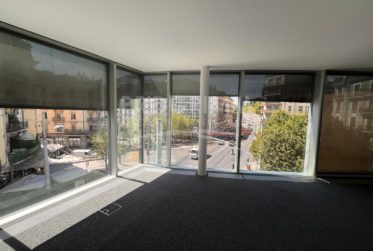 Secteur Jonction - Superbes bureaux de 100m2 - 3ème étage - Lumineux et climatisés - Places de pkg en option.