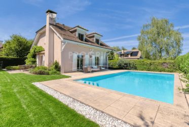 Villa meublée - 3 chambres - Grandes pièces sous-sol - Tout compris jardin et piscine