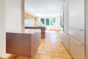 Villa 7 pièces - 4 chambres - Piscine - Sauna - Terrain de 700 m2