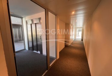 Secteur Jonction - Superbes bureaux de 100m2 - 3ème étage - Lumineux et climatisés - Places de pkg en option.