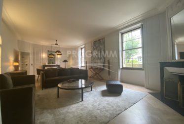 Exclusivité - Magnifique et rare appartement meublé - Place Bourg de Four + Prkg