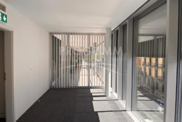 Secteur Jonction - Superbes bureaux de 100m2 - 3ème étage - Lumineux et climatisés - Places de pkg en option.