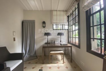 Exclusivité - Magnifique et rare appartement meublé - Place Bourg de Four + Prkg