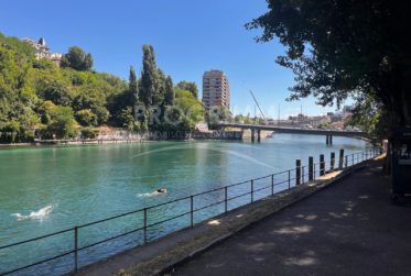Secteur Jonction - Superbes bureaux de 100m2 - 3ème étage - Lumineux et climatisés - Places de pkg en option.