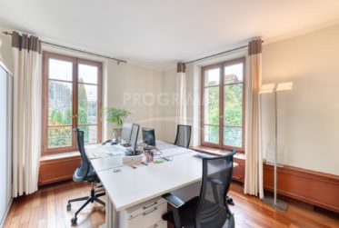 Quai du Rhône. Bureaux haut standing avec fibre, parkings et balcons. Parkings disponibles.