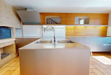 Villa 7 pièces - 4 chambres - Piscine - Sauna - Terrain de 700 m2